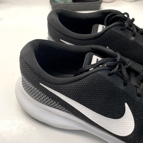 EUC Mens Black and White Nike Flex - Picture 5 of 8